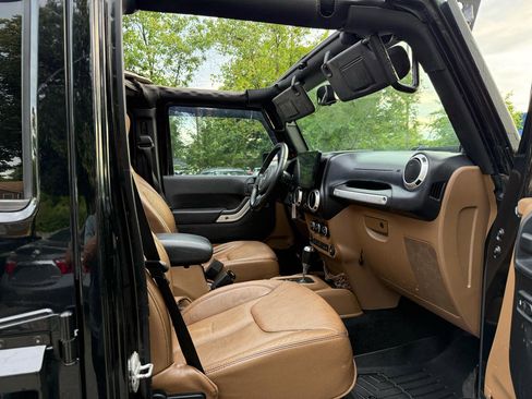 Used 2013 Jeep Wrangler Unlimited Sahara w/ Connectivity Group AWD/4WD image 20