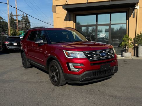 Used 2017 Ford Explorer XLT w/ Equipment Group 202A AWD/4WD image 1
