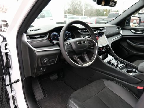 New 2025 Jeep Grand Cherokee Altitude image 4