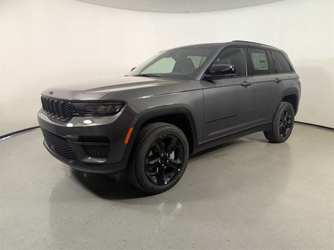 New 2025 Jeep Grand Cherokee Altitude image 3