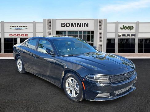 Used 2019 Dodge Charger SXT w/ Leather Interior Group image 2