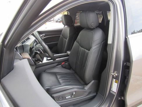 Used 2019 Audi e-tron Prestige w/ Prestige Package image 6