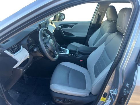 Used 2021 Toyota RAV4 XLE Premium image 9