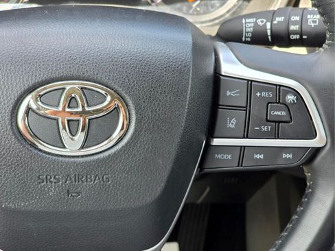 Used 2024 Toyota Highlander XLE FWD image 15