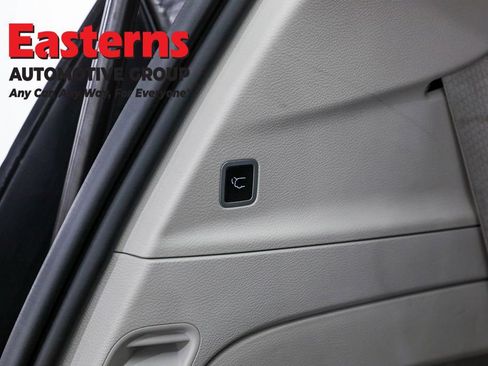 Used 2023 Chrysler Voyager LX image 22