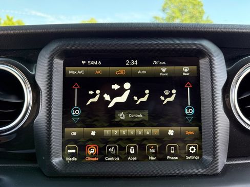 Used 2022 Jeep Wrangler Unlimited Sahara AWD/4WD image 28