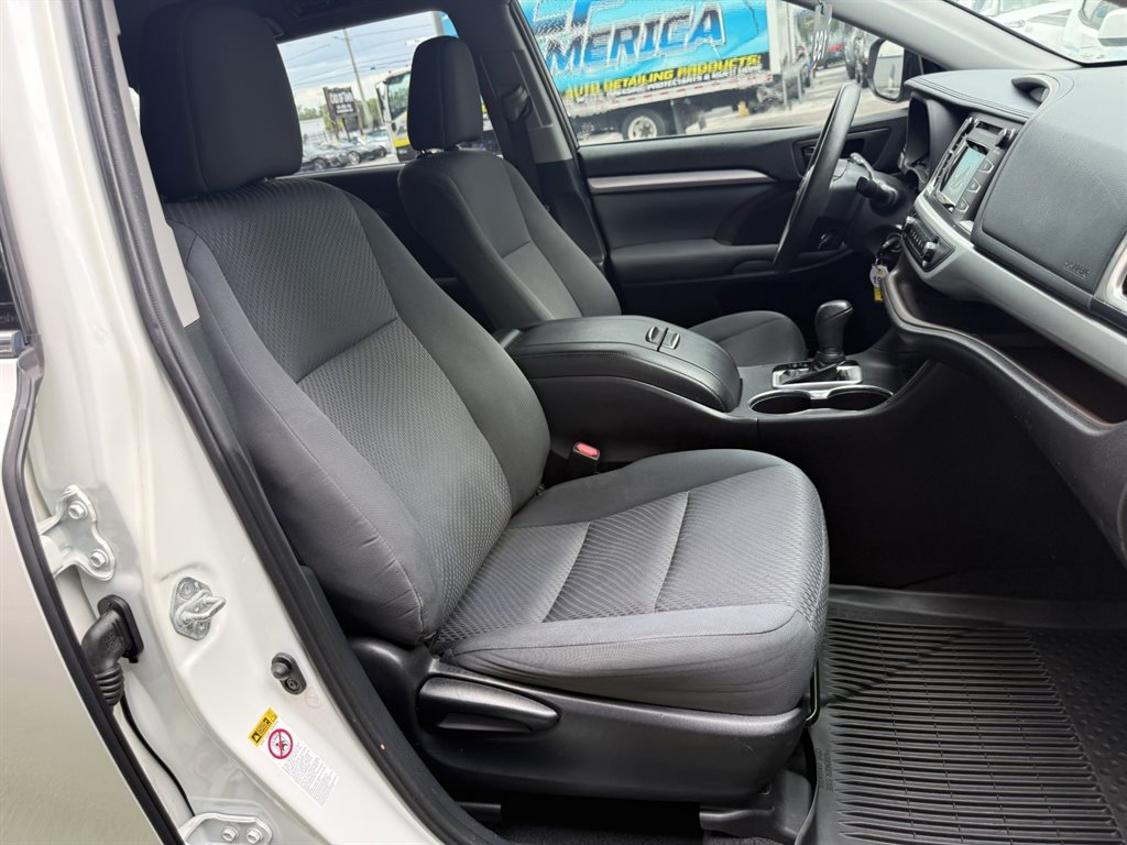 Used 2019 Toyota Highlander LE FWD image 20