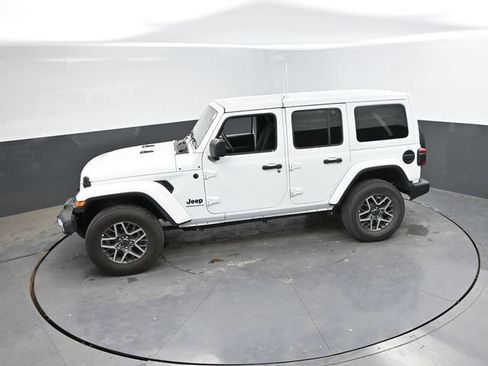 Used 2025 Jeep Wrangler Unlimited Sahara AWD/4WD image 42