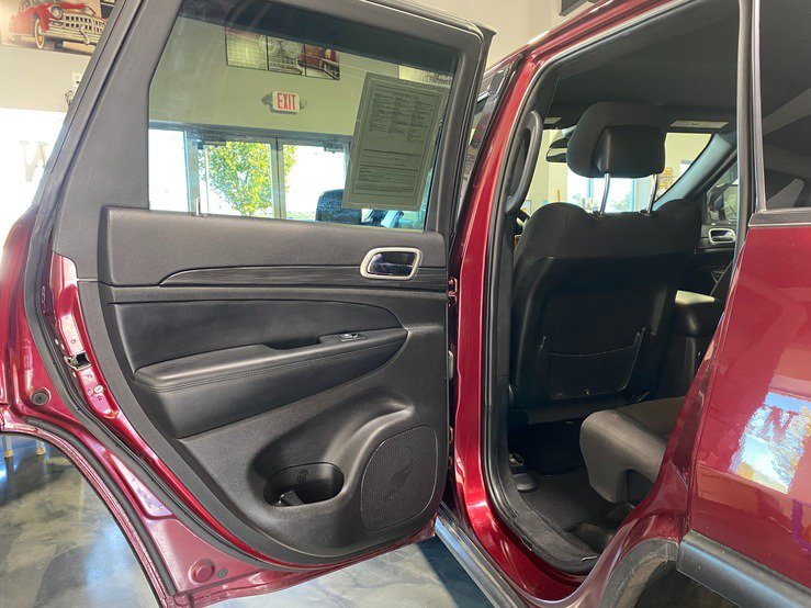 Used 2021 Jeep Grand Cherokee Laredo AWD/4WD image 17