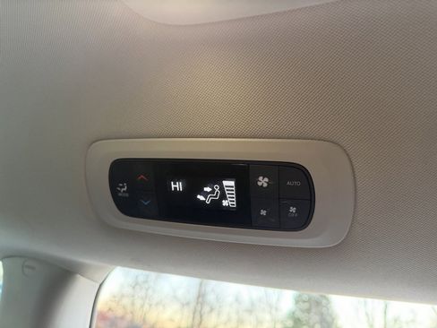 Used 2023 Chrysler Pacifica Touring-L image 29