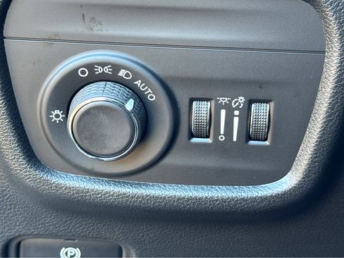 Used 2023 Jeep Grand Cherokee Laredo image 15