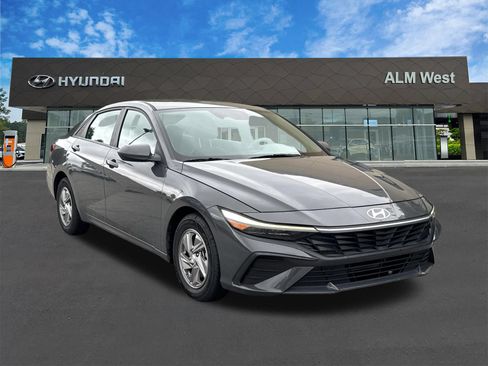 Used 2024 Hyundai Elantra SE FWD image 3