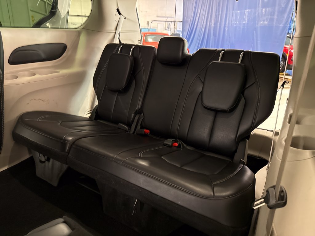 Used 2023 Chrysler Pacifica Touring-L FWD image 44