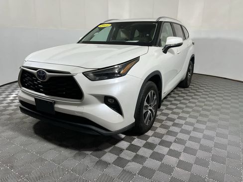 Used 2023 Toyota Highlander XLE AWD/4WD image 4
