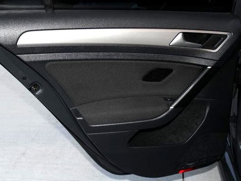 Used 2016 Volkswagen e-Golf SE image 14