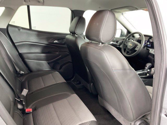Used 2025 Chevrolet Trax LT FWD image 18