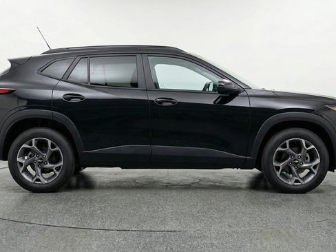 Used 2025 Chevrolet Trax LT FWD image 11