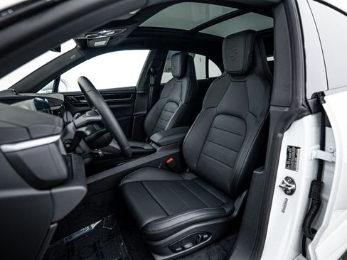 New 2025 Porsche Macan 4S Electric image 5