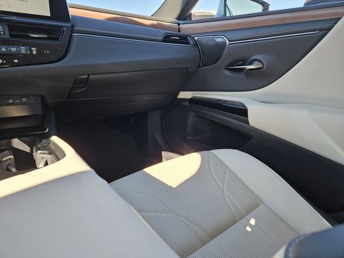 Used 2023 Lexus ES 300h Ultra Luxury w/ Accessory Package (Z2) image 11