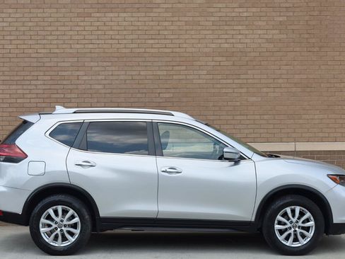 Used 2018 Nissan Rogue SV AWD/4WD image 2