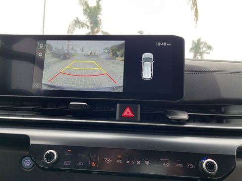 Used 2025 Kia Carnival image 9