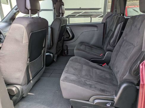 Used 2018 Dodge Grand Caravan SE FWD image 13