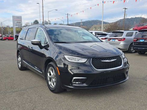 Used 2023 Chrysler Pacifica Limited image 7