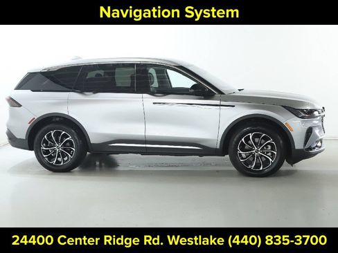 Used 2025 Lincoln Nautilus Premier AWD/4WD image 11