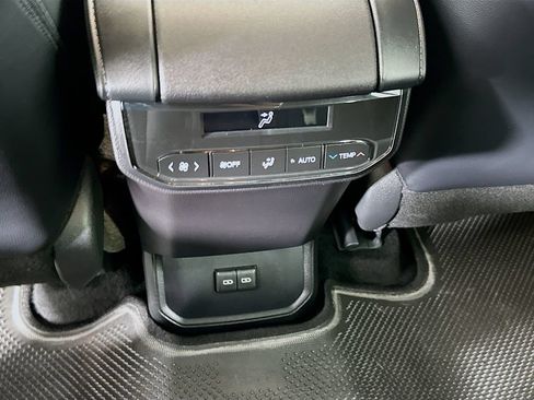Used 2025 Toyota Highlander XLE FWD image 26