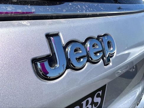 Used 2024 Jeep Compass Latitude AWD/4WD image 40