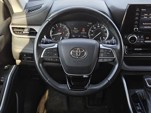 Used 2021 Toyota Highlander XLE image 14