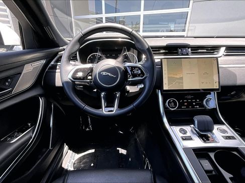 Used 2023 Jaguar XF SE RWD image 5
