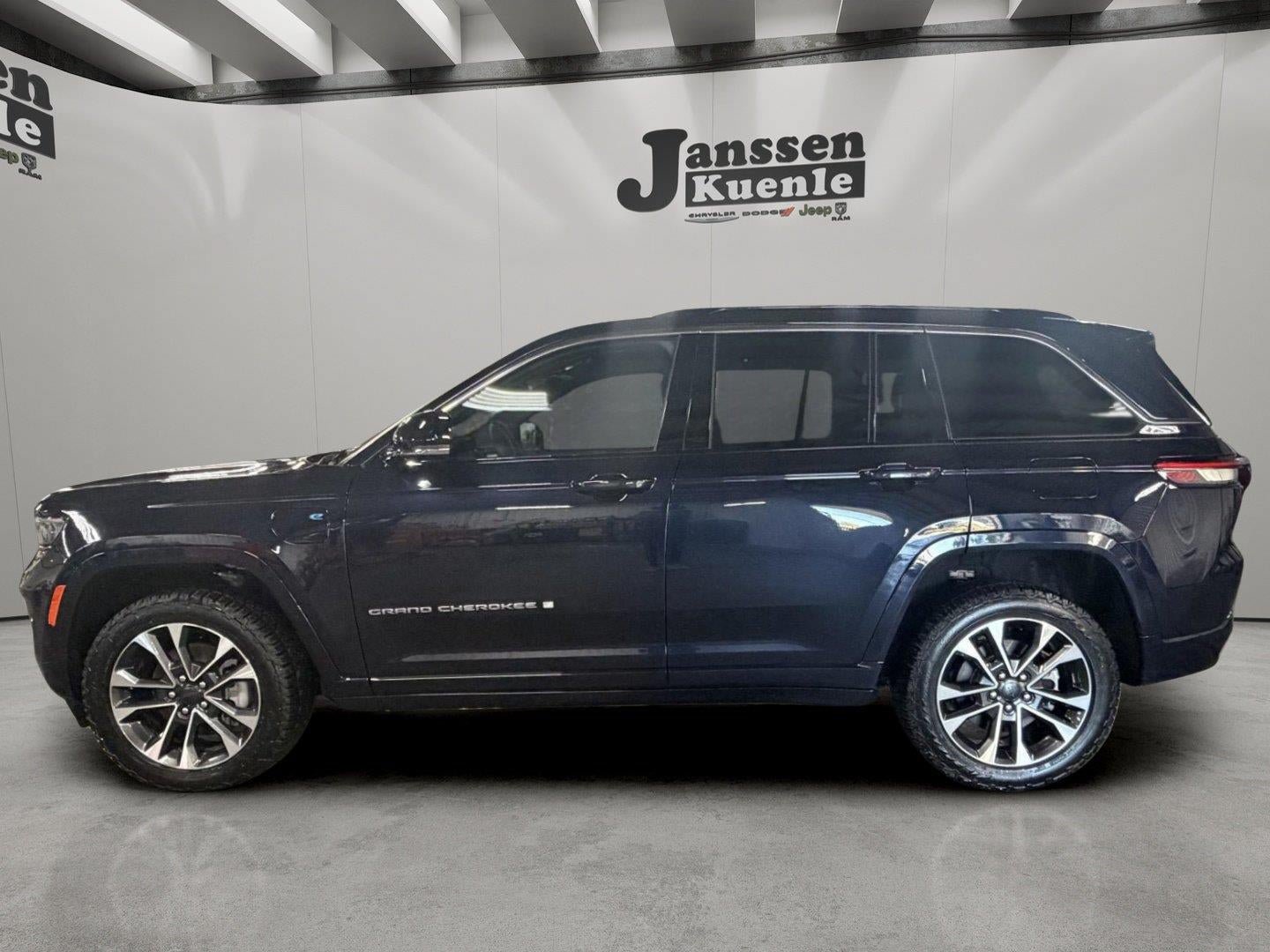 Used 2024 Jeep Grand Cherokee Overland w/ Trailer Tow Package AWD/4WD image 1