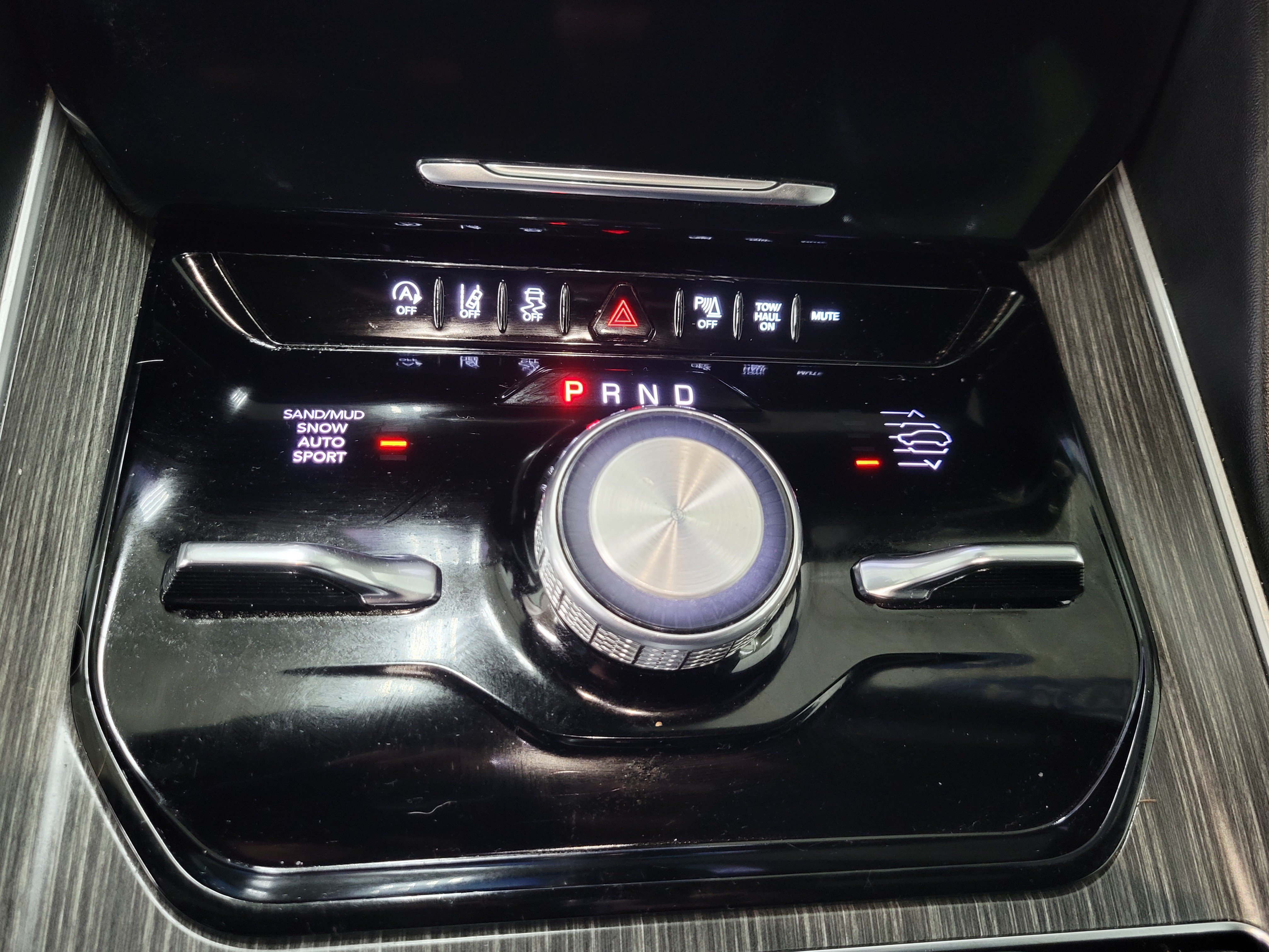Used 2024 Jeep Wagoneer Series III AWD/4WD image 31