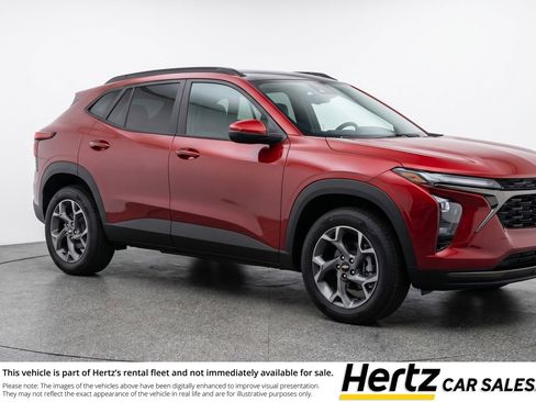Used 2025 Chevrolet Trax LT FWD image 1
