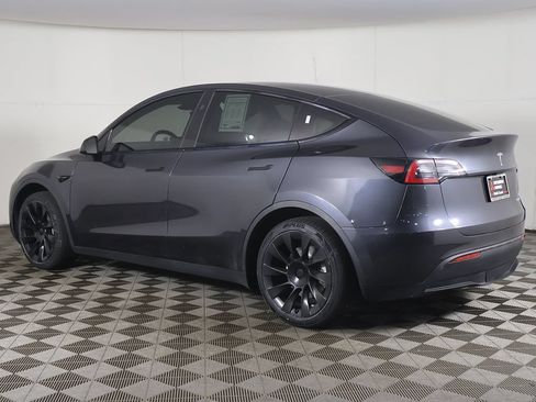 Used 2024 Tesla Model Y Long Range RWD image 11