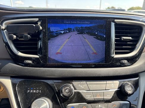 Used 2017 Chrysler Pacifica Touring image 34