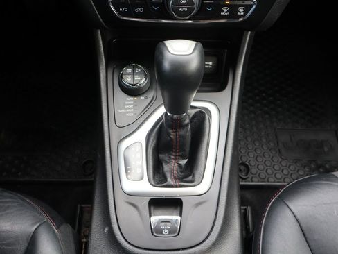 Used 2017 Jeep Cherokee Trailhawk w/ Comfort/Convenience Group AWD/4WD image 37