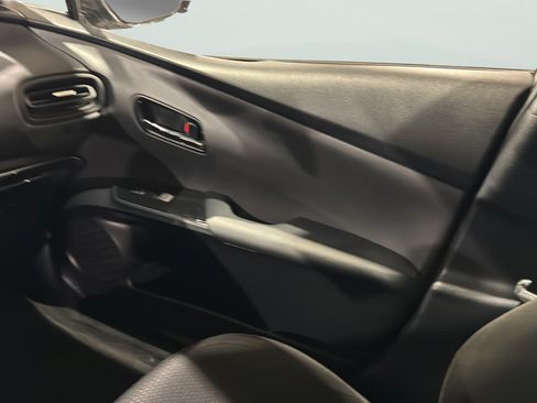 Used 2019 Toyota Prius LE w/ Preferred Accessory Package FWD image 17