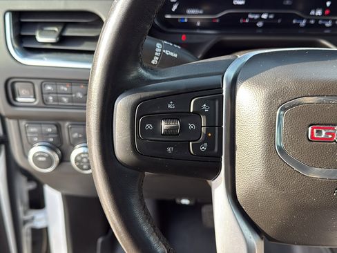 Used 2022 GMC Yukon SLT w/ SLT Premium Package image 16