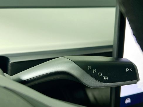 Used 2022 Tesla Model Y Long Range image 24