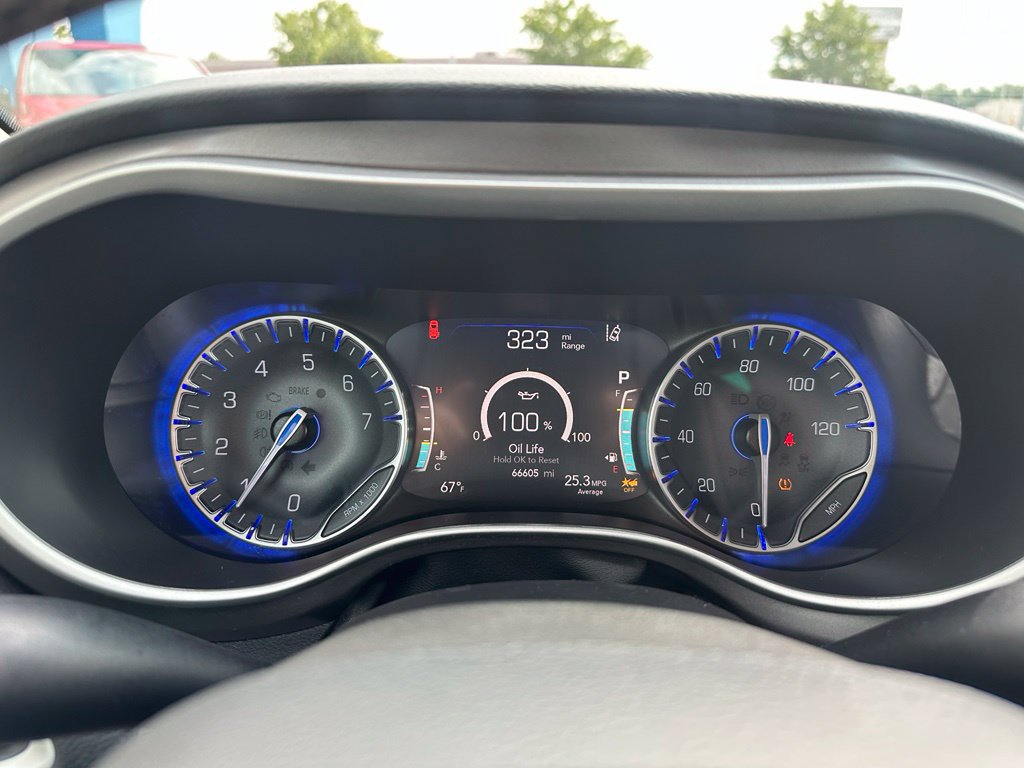Used 2024 Chrysler Pacifica Touring-L FWD image 10