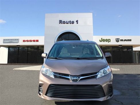 Used 2020 Toyota Sienna LE image 2