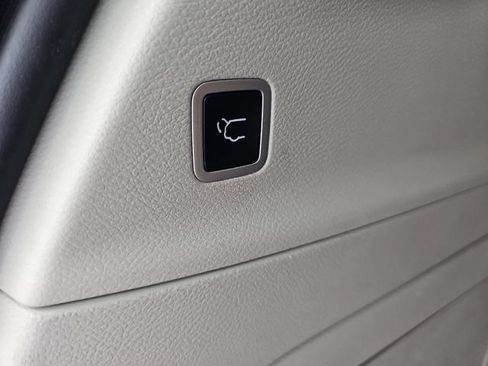 Used 2024 Chrysler Pacifica Limited FWD image 17