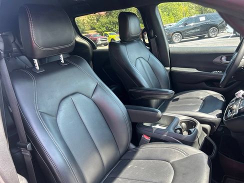 Used 2025 Chrysler Pacifica Select FWD image 37