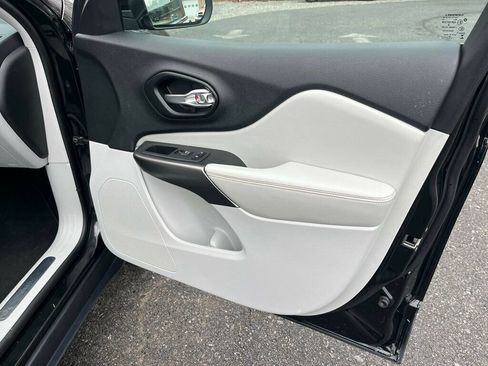 Used 2021 Jeep Cherokee Limited image 25