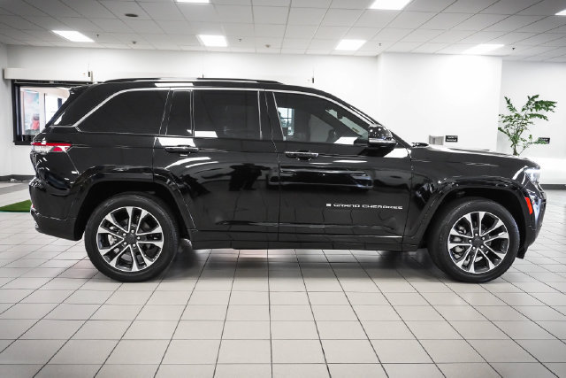 Used 2022 Jeep Grand Cherokee Overland AWD/4WD image 3