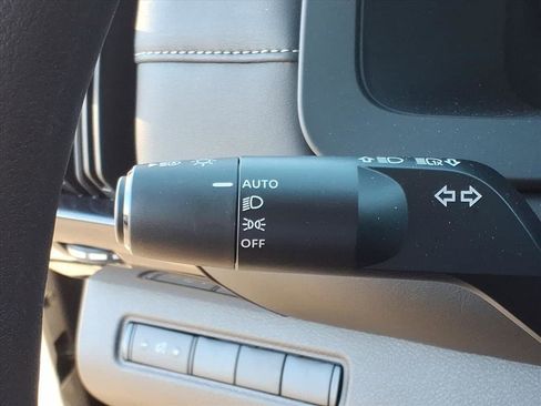 Used 2025 Nissan Pathfinder S image 18