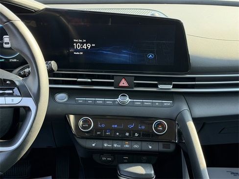 Used 2025 Hyundai Elantra SEL image 16