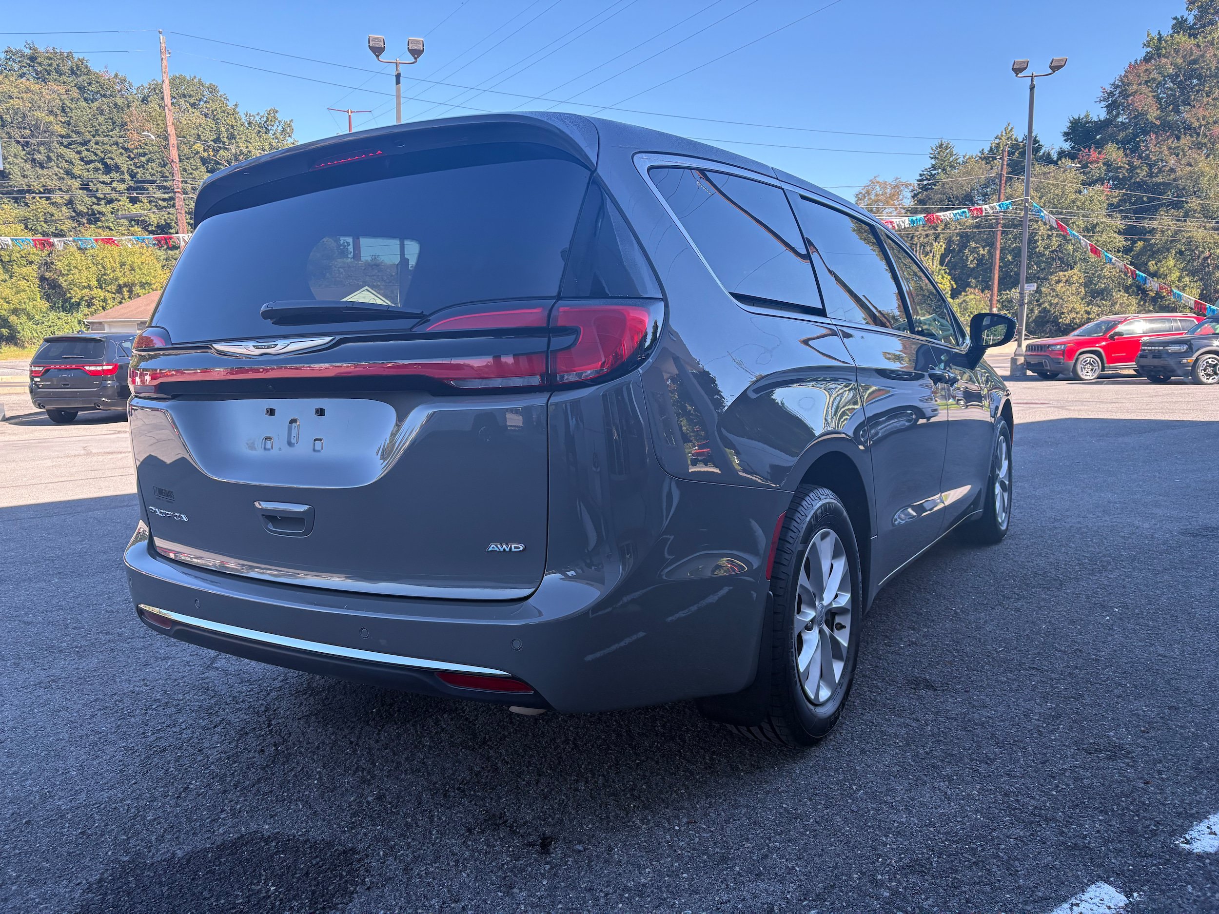 Certified 2025 Chrysler Pacifica Select AWD/4WD image 7